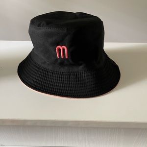 Black/Peach Reversible Bucket Hat (OS)